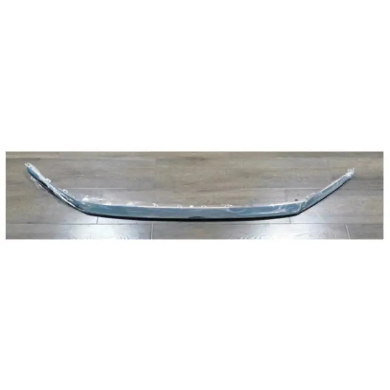 Faixas brilhantes para os elementos decorativos do para-choque dianteiro.