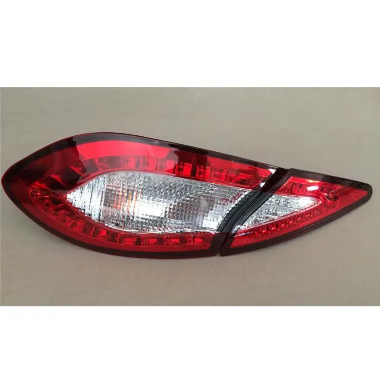 Faróis traseiros – faróis curvos.