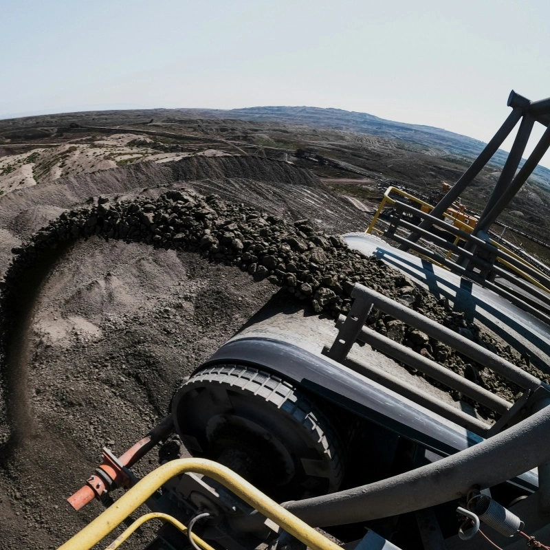 Come scegliere il giusto rullo idler per trasportatori per l'estrazione mineraria e la movimentazione di materiali in massa