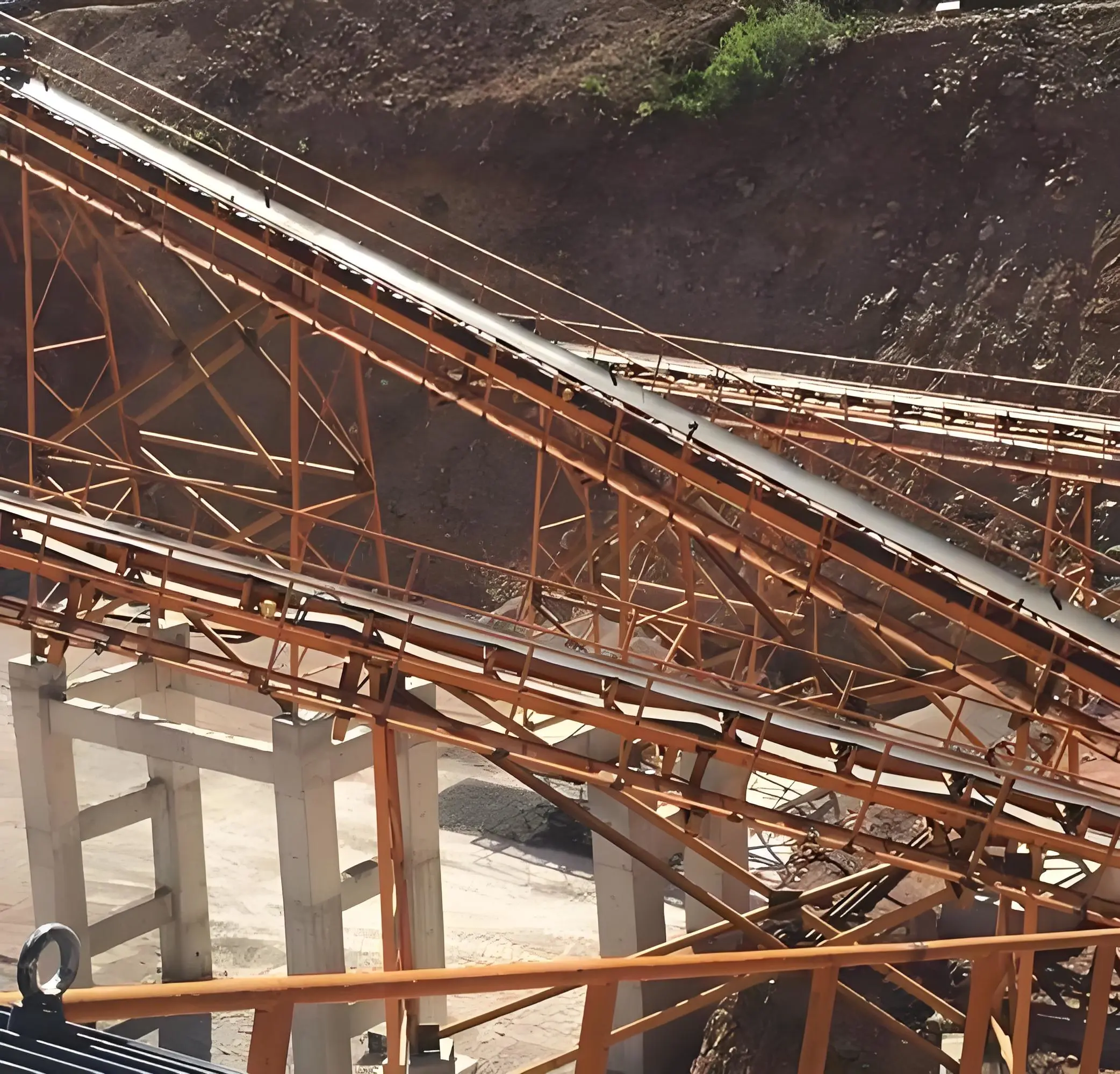 Come selezionare l'idler d'impatto giusto per le zone di carico dei convogliatori ad alto impatto