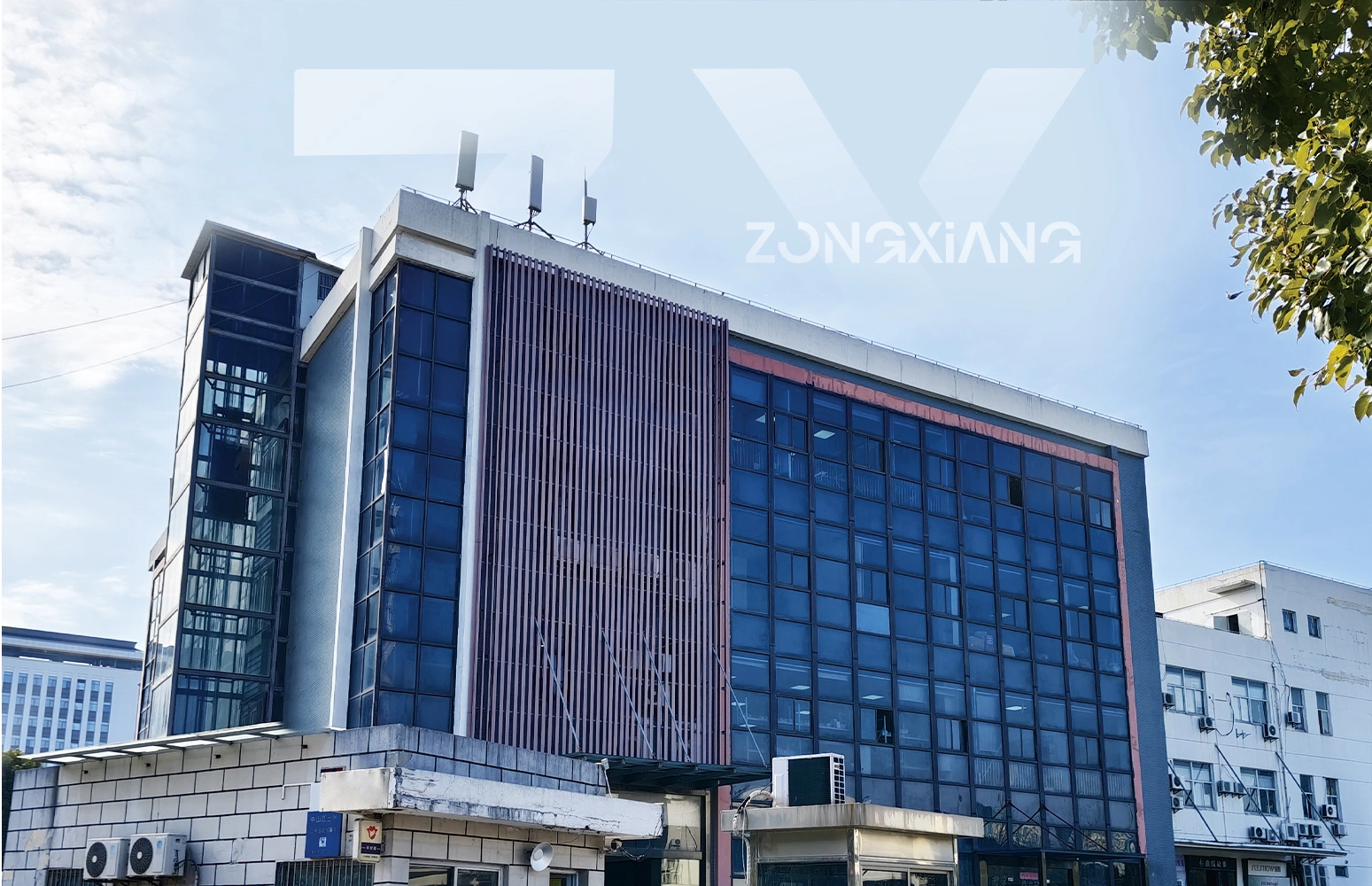 How to Choose the Best OEM Factory for Custom Hats and Apparel Production?