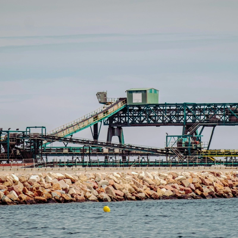 Résolution du déversement de matériaux : Pourquoi les galets d'impact sont essentiels pour les zones de chargement à haute impact