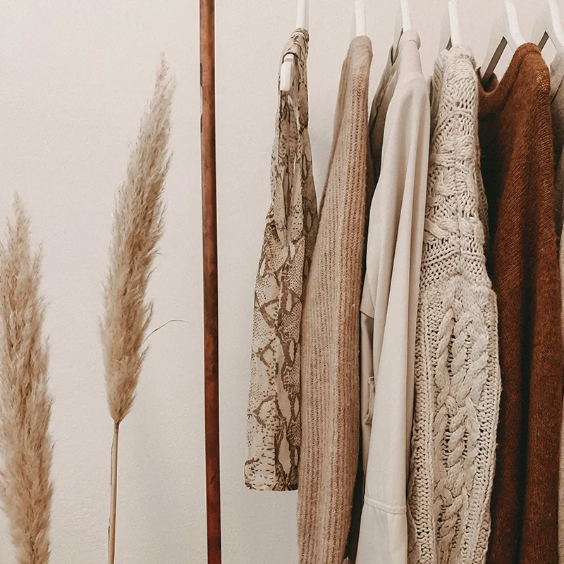 Conceptions de garde-robes personnalisées pour des solutions de rangement sur mesure