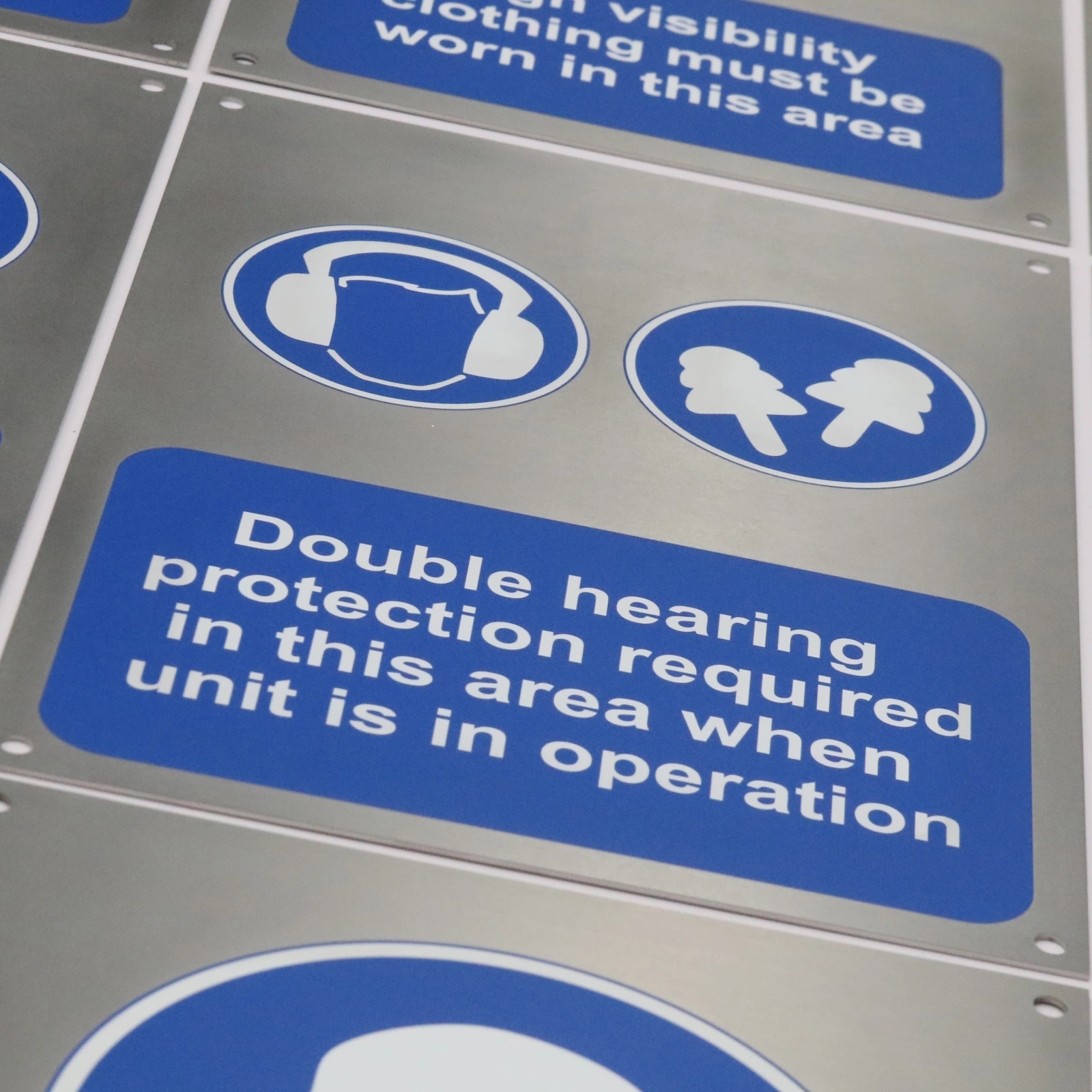 hearing-protection-mandatory-sign-uv-printed-detail.webp