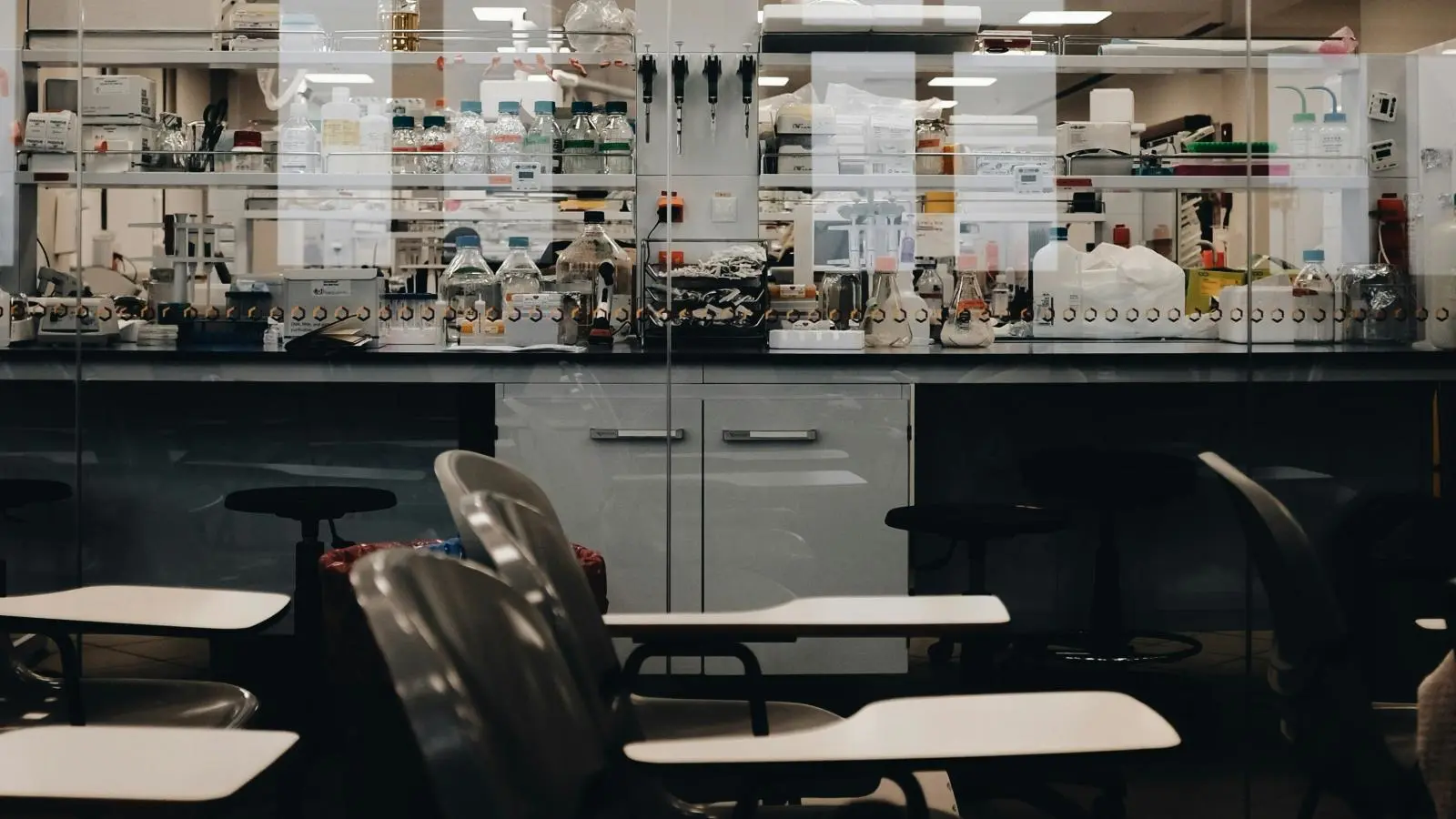 Which Steel Fume Hood Features Matter Most for Safety and Performance?