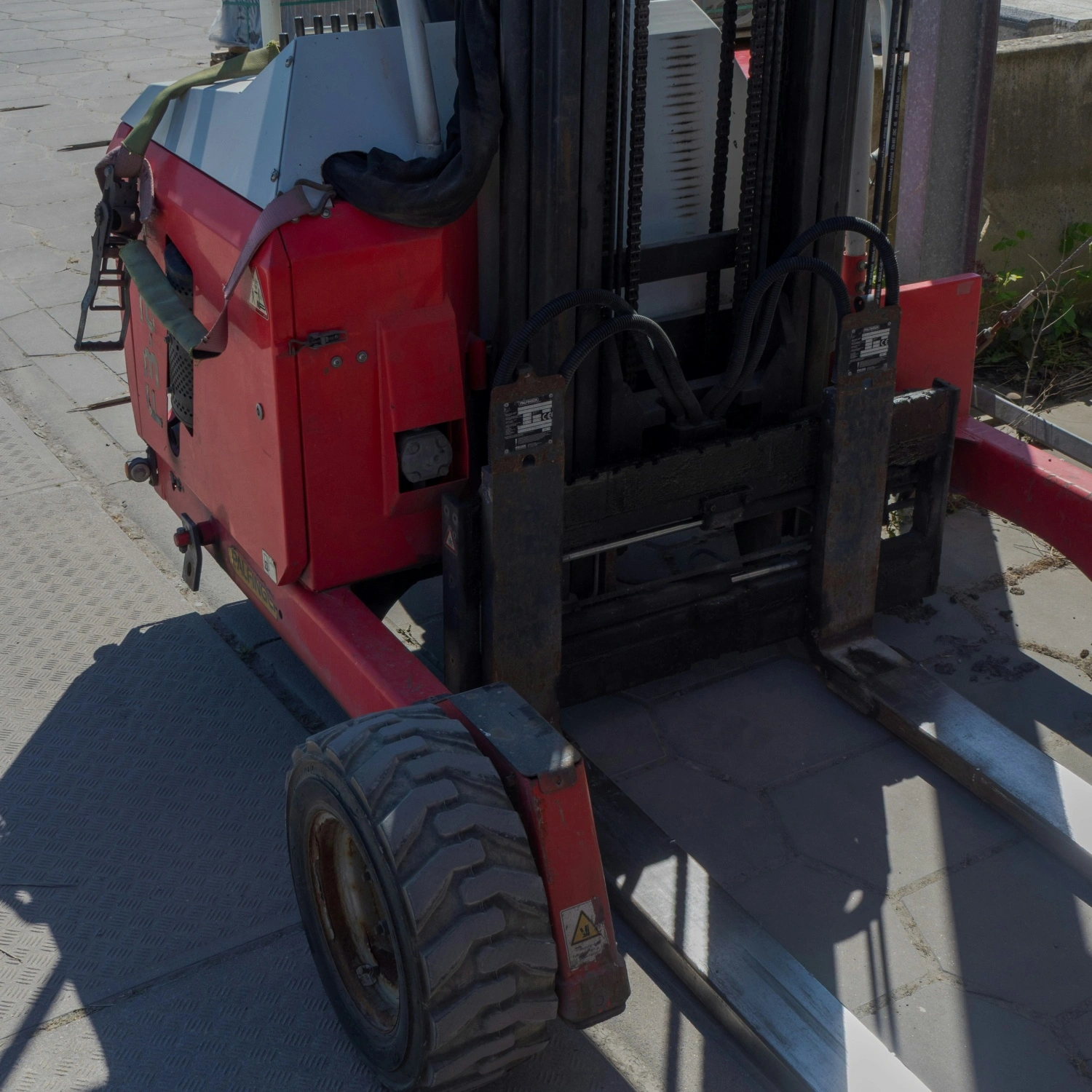 Walkie Stacker vs. Pallet Jack Forklift: Memilih Truk Angkat Kos Rendah untuk Aplikasi Perindustrian