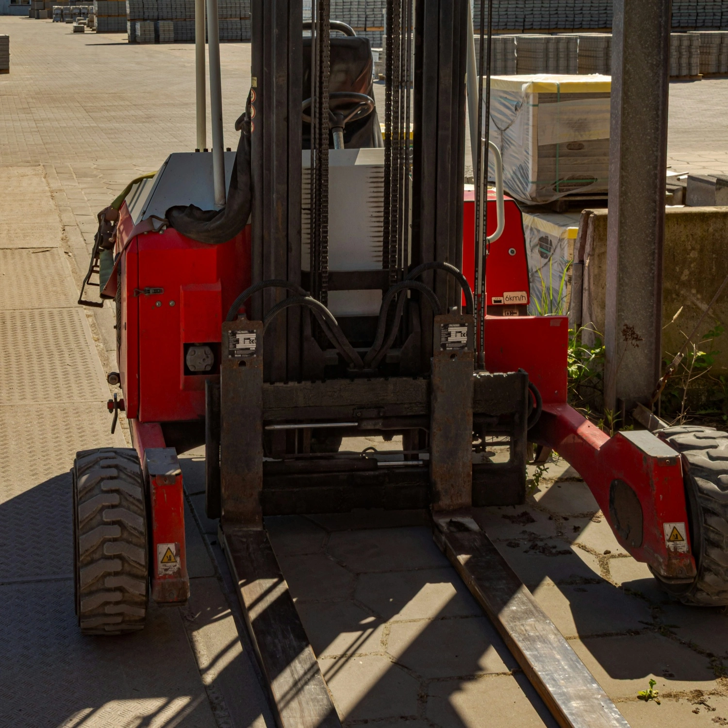 Streamlining Cross-Docking Operations via Electric Pallet Jack Forklift Systems