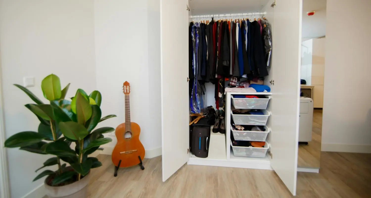 Grands placards de chambre pour un rangement efficace des vêtements
