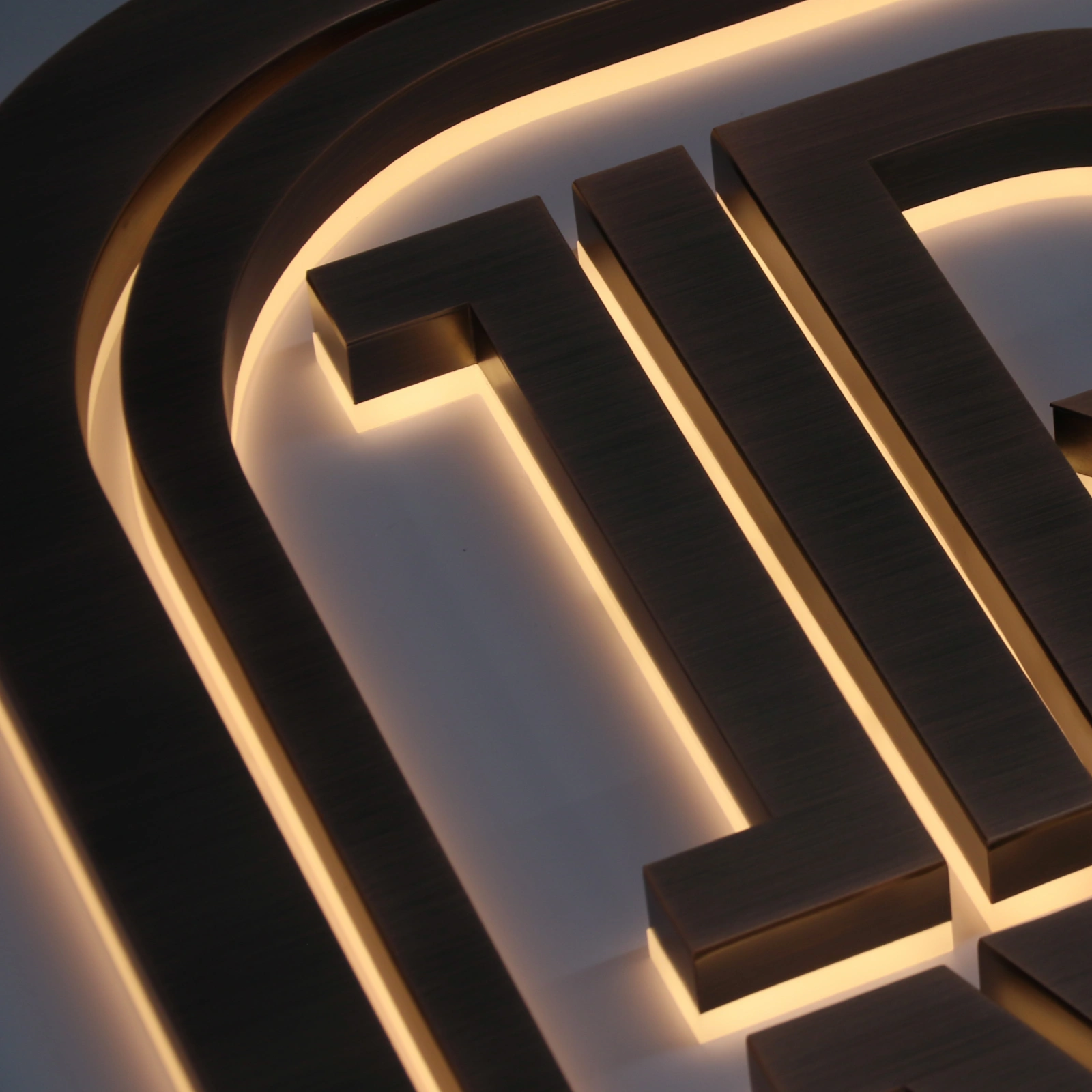 vintage-logo-backlit-halo-layer-detail.webp