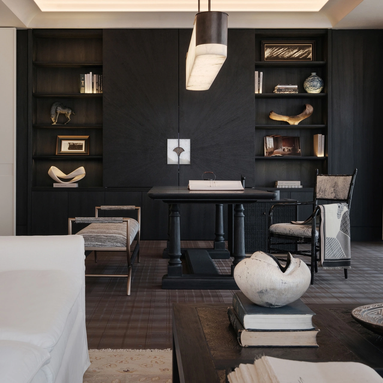 Meubles sur mesure en chêne charbon pour salle d'étude et menuiserie zen pour bureau | Fabricant