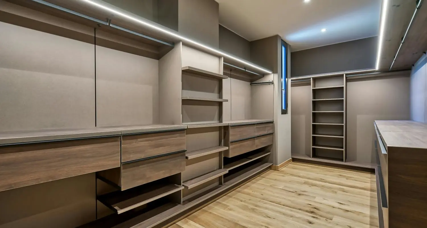 Pourquoi les armoires à portes coulissantes sont idéales pour les petits espaces : des solutions de rangement intelligentes pour les maisons modernes