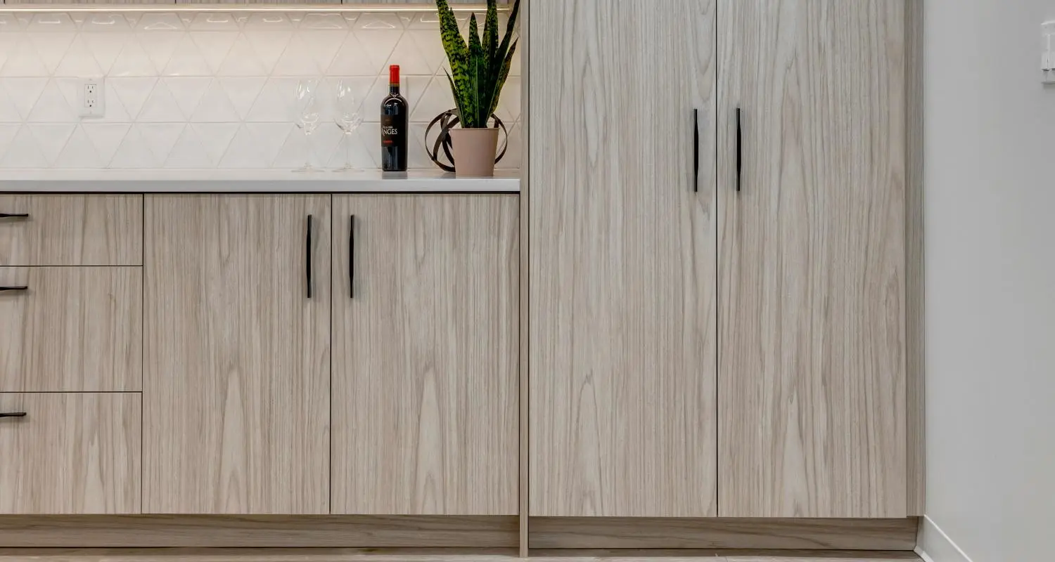 Solutions de dressing walk-in modernes pour grandes maisons : Créer un espace de rangement élégant et intelligent