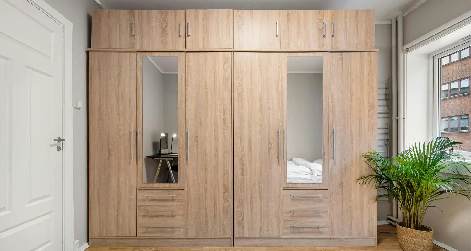 Designs de penderie coulissante moderne pour les maisons contemporaines : solutions de rangement élégantes et espace-saving
