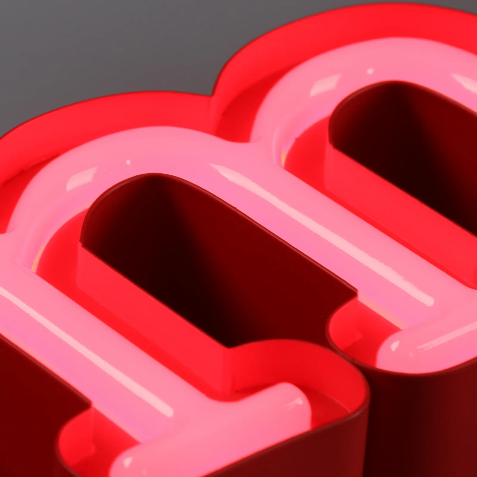 Lettres en canal lumineuses avant avec style néon personnalisé et plateau encastré