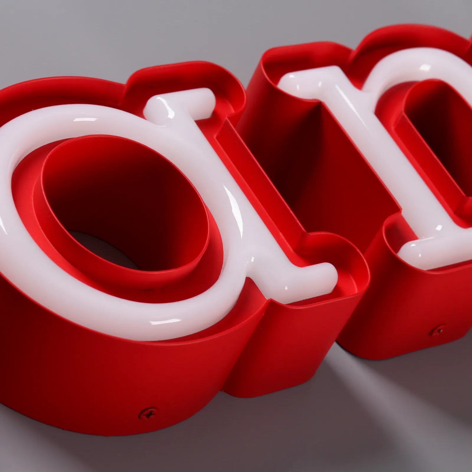 Lettres en canal lumineuses avant avec style néon personnalisé et plateau encastré