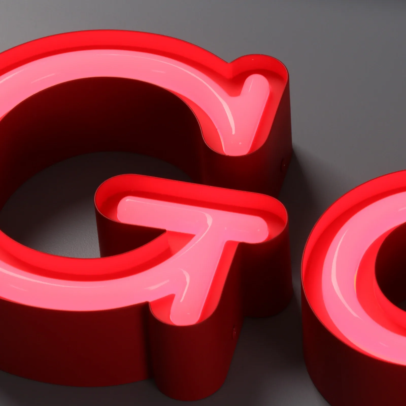 Lettres en canal lumineuses avant avec style néon personnalisé et plateau encastré