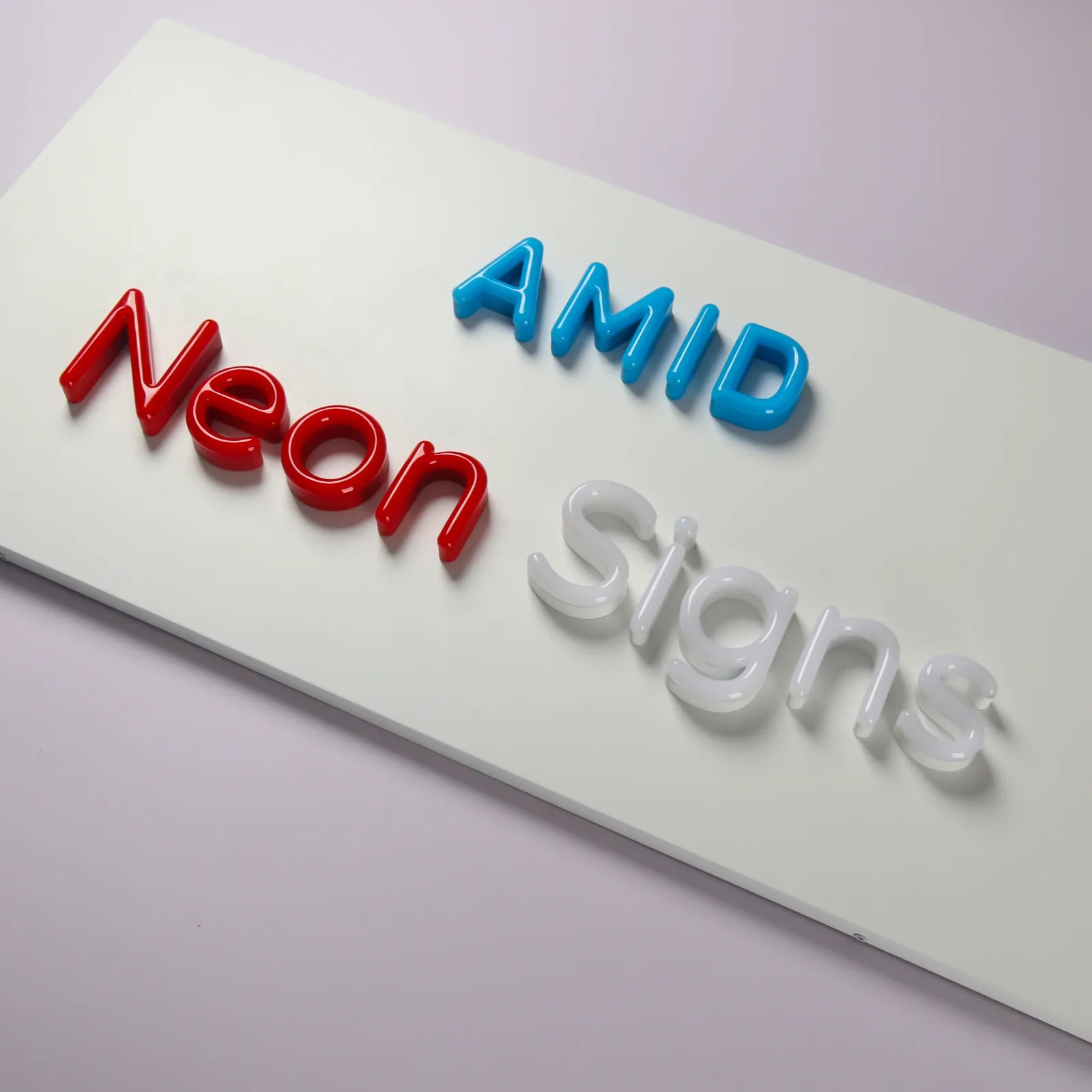 Mukautetut Faux Neon etualaistettu kanavakirjaimet tukulaudalla