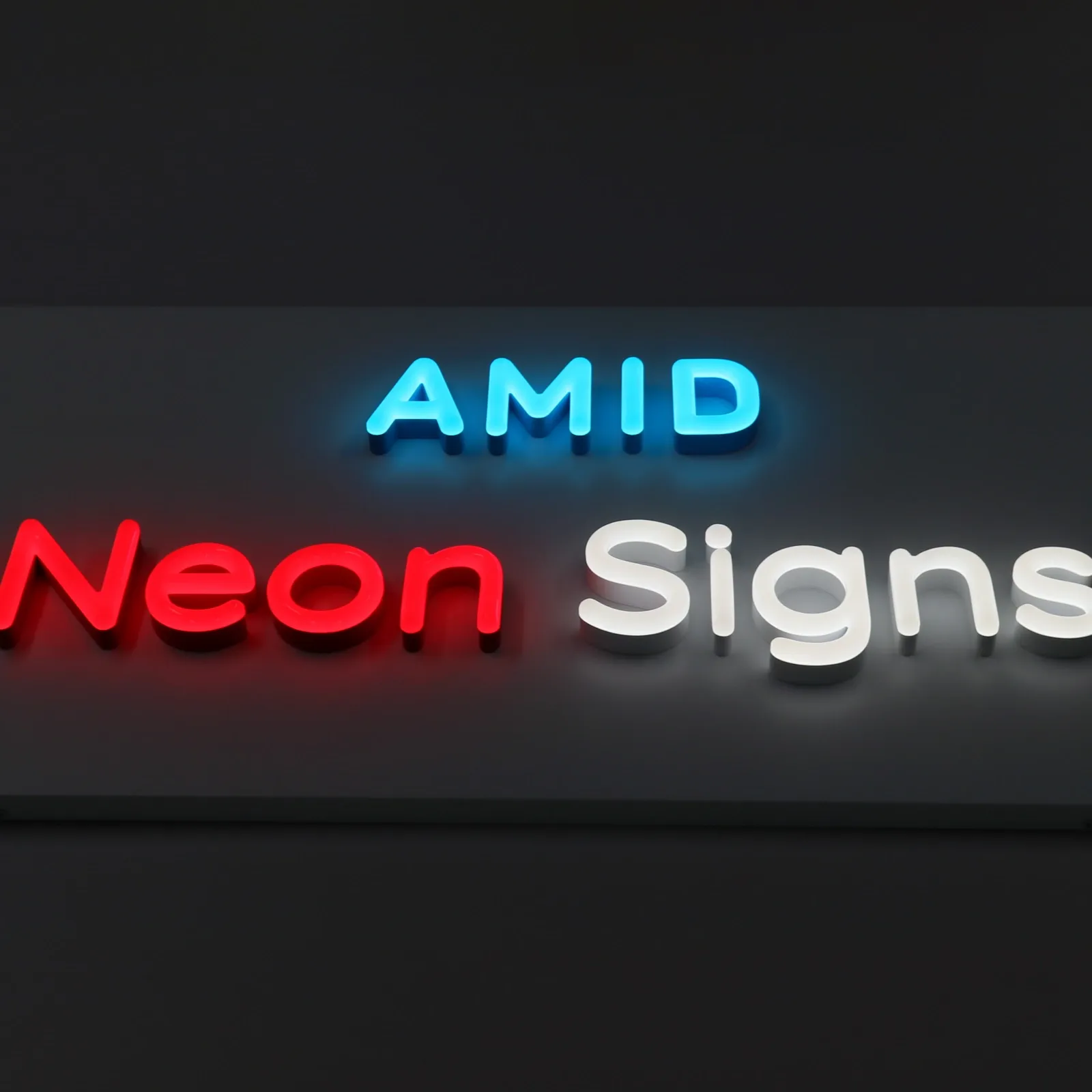 Mukautetut Faux Neon etualaistettu kanavakirjaimet tukulaudalla