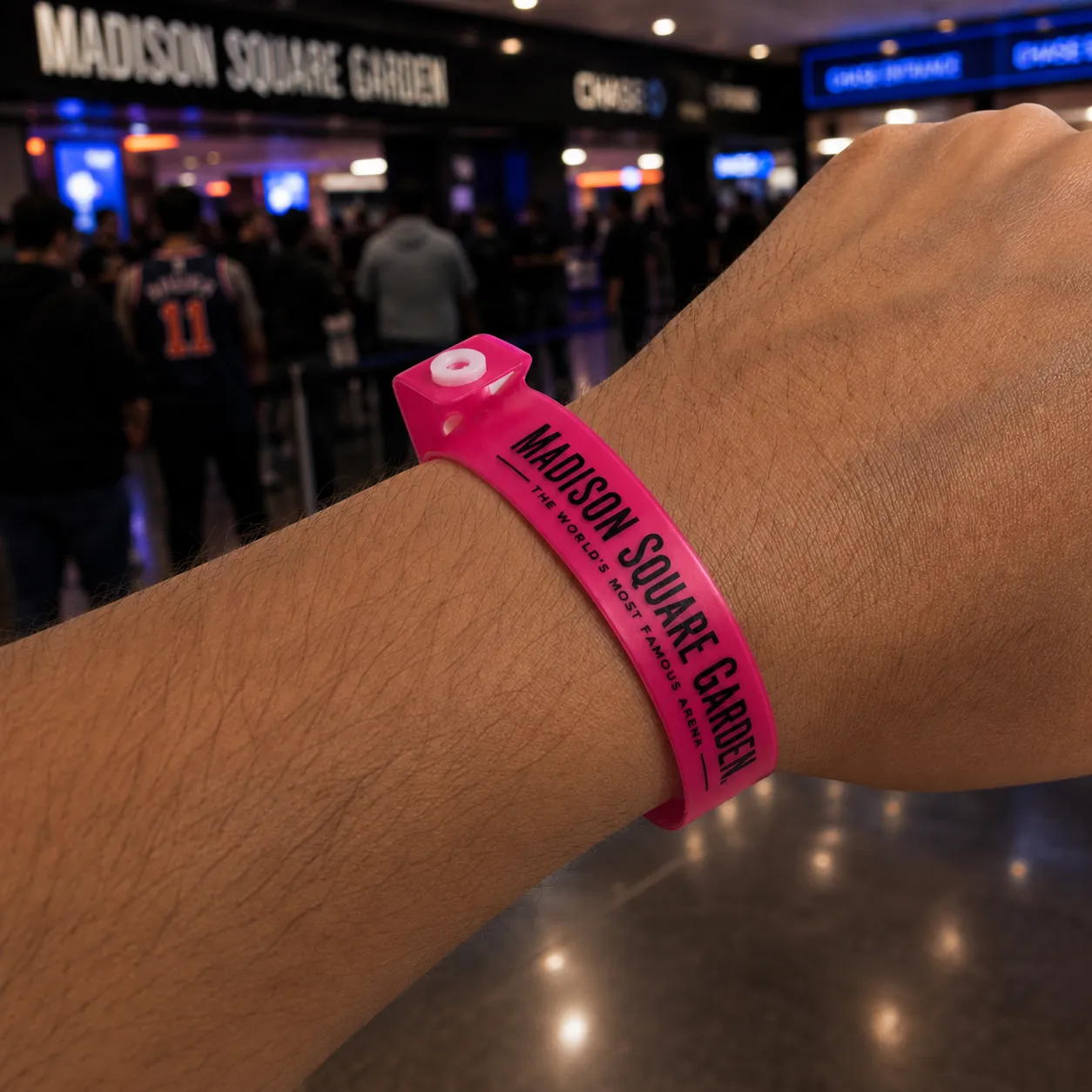 Gelang Pergelangan Tangan PVC Bentuk L Neon Reflektif Kustom dengan Pencetakan Logo, Gelang Vinyl Boleh Buang Berchip RFID yang Dapat Dipasang untuk Kawalan Akses Parti, Festival & Acara