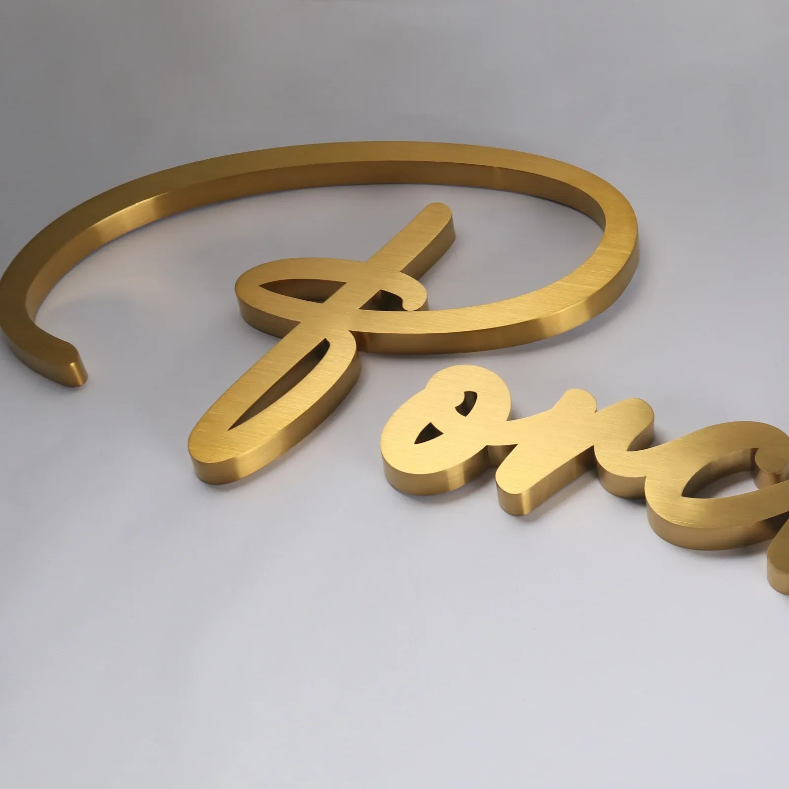 Eigene gebürstete Titan-Gold-Edelstahlbuchstaben | 3D gefertigte Metallschilder