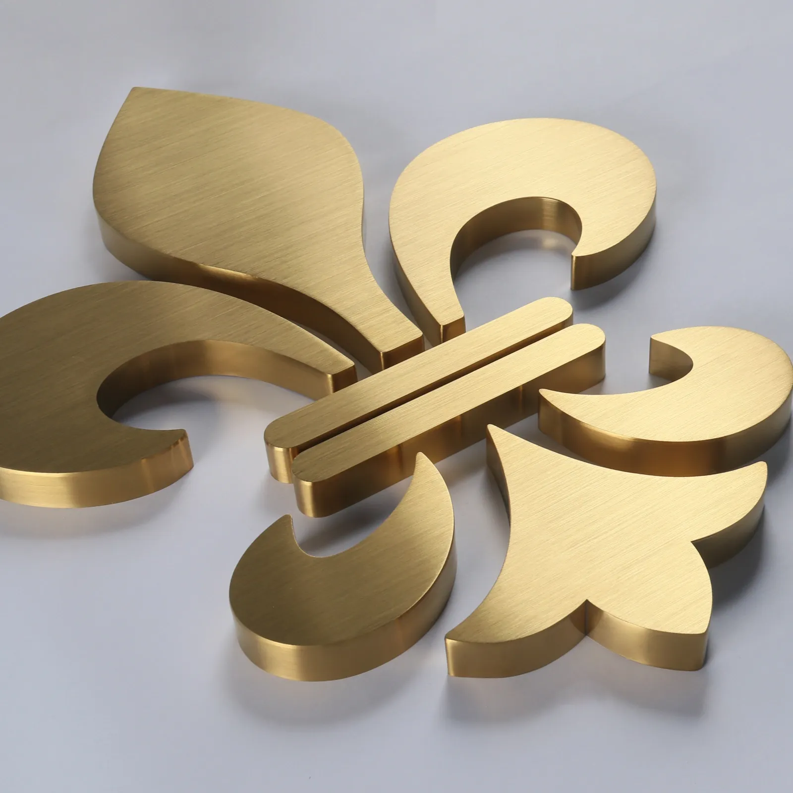 Eigene gebürstete Titan-Gold-Edelstahlbuchstaben | 3D gefertigte Metallschilder