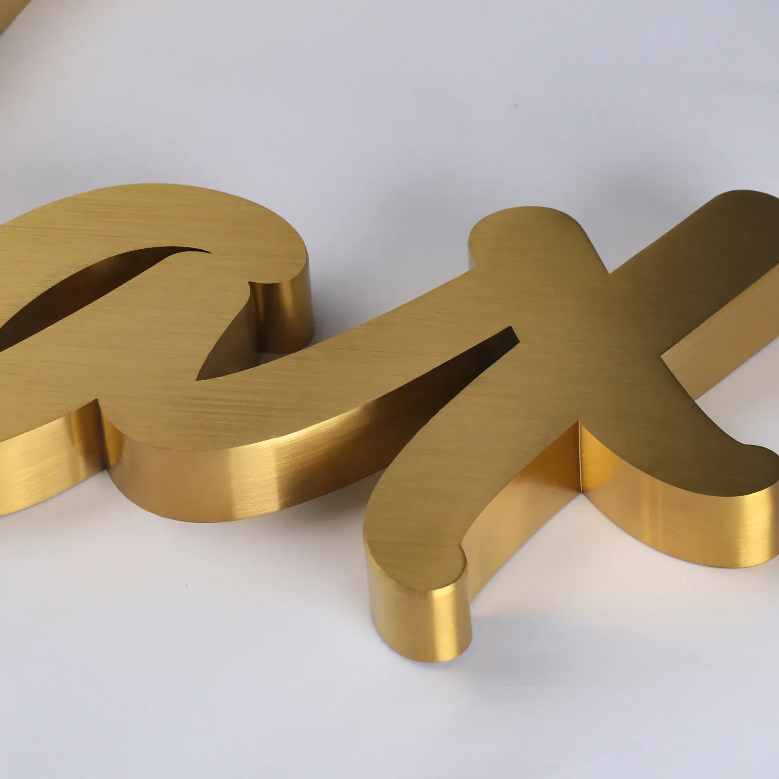 Eigene gebürstete Titan-Gold-Edelstahlbuchstaben | 3D gefertigte Metallschilder