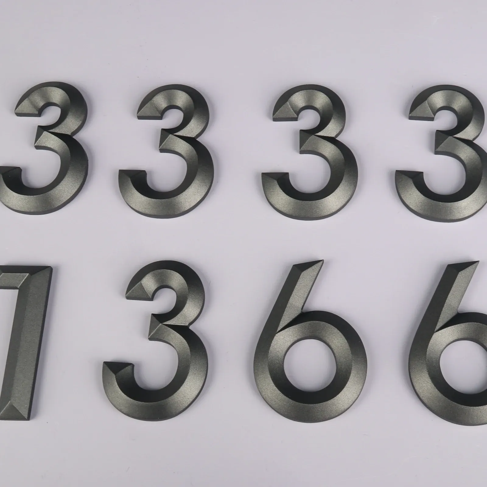 Aangepaste 3D afgeschuinde aluminiumletters | Matgrijze CNC-geproduceerde reclameborden