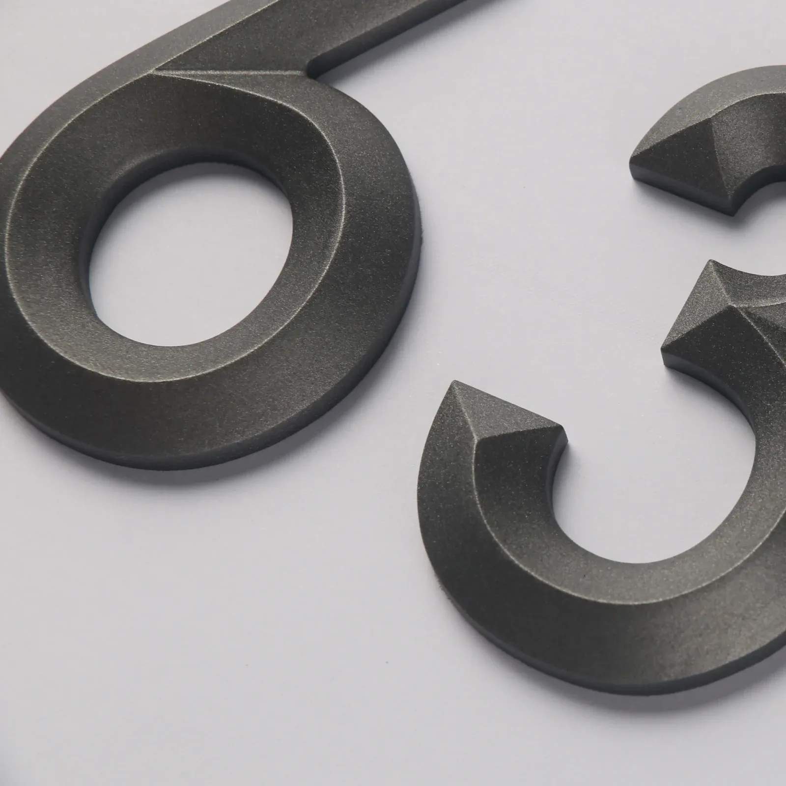 Aangepaste 3D afgeschuinde aluminiumletters | Matgrijze CNC-geproduceerde reclameborden