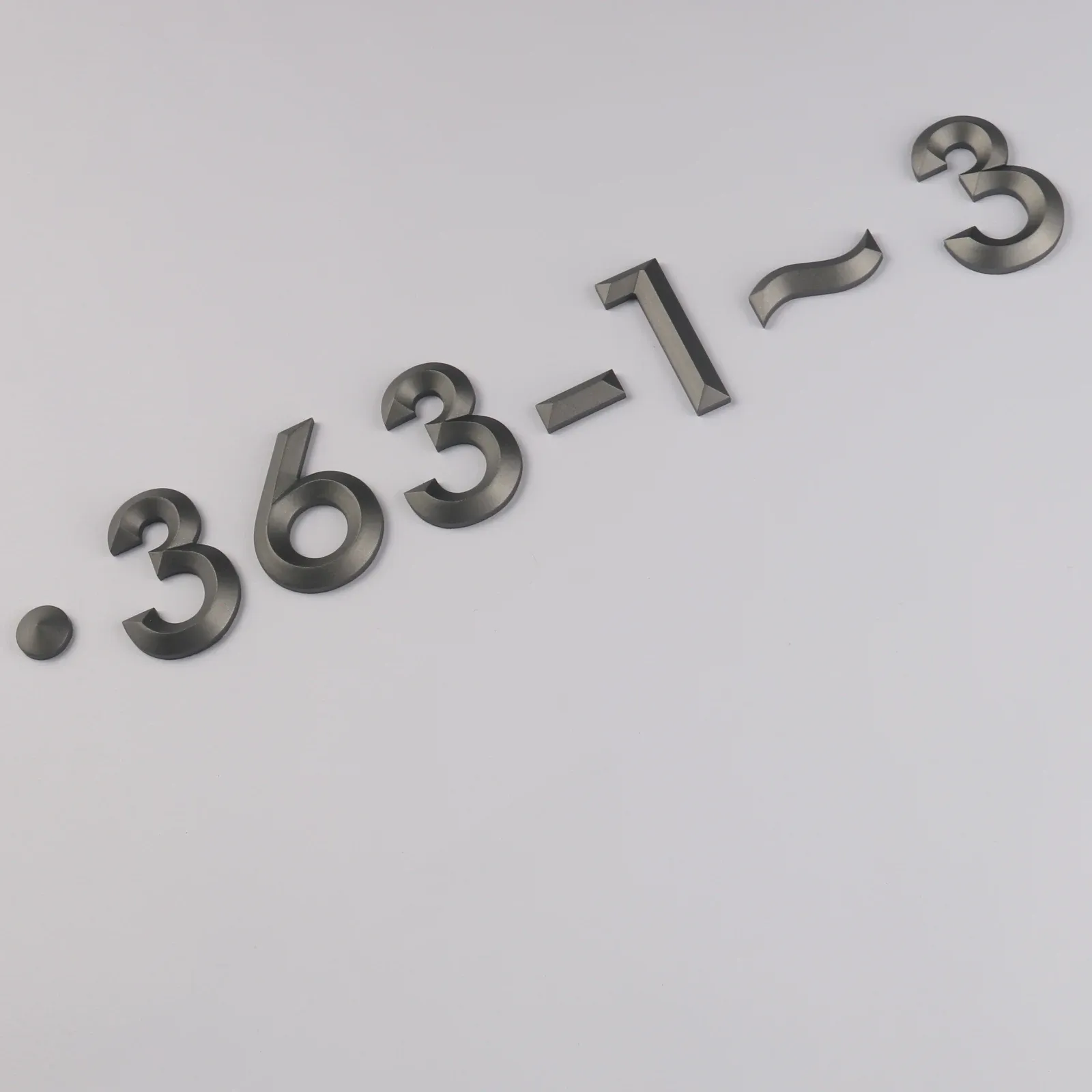 Aangepaste 3D afgeschuinde aluminiumletters | Matgrijze CNC-geproduceerde reclameborden