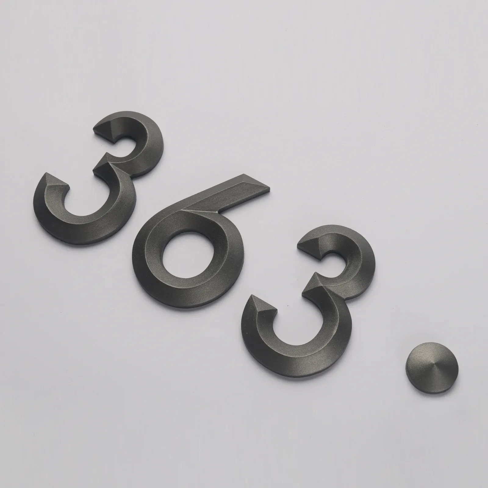 Aangepaste 3D afgeschuinde aluminiumletters | Matgrijze CNC-geproduceerde reclameborden