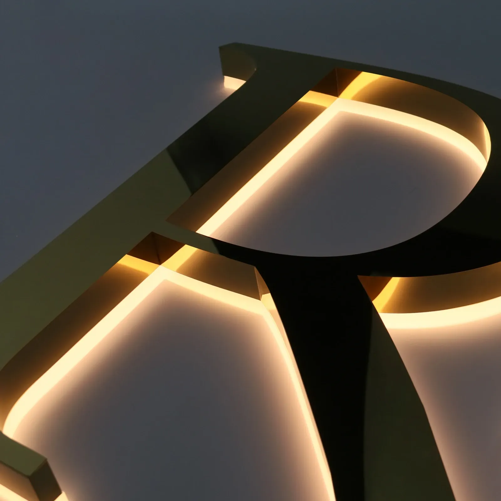 Lettres en canal rétroéclairées en titane doré avec miroir personnalisé | Panneau en acier inoxydable à éclairage halo