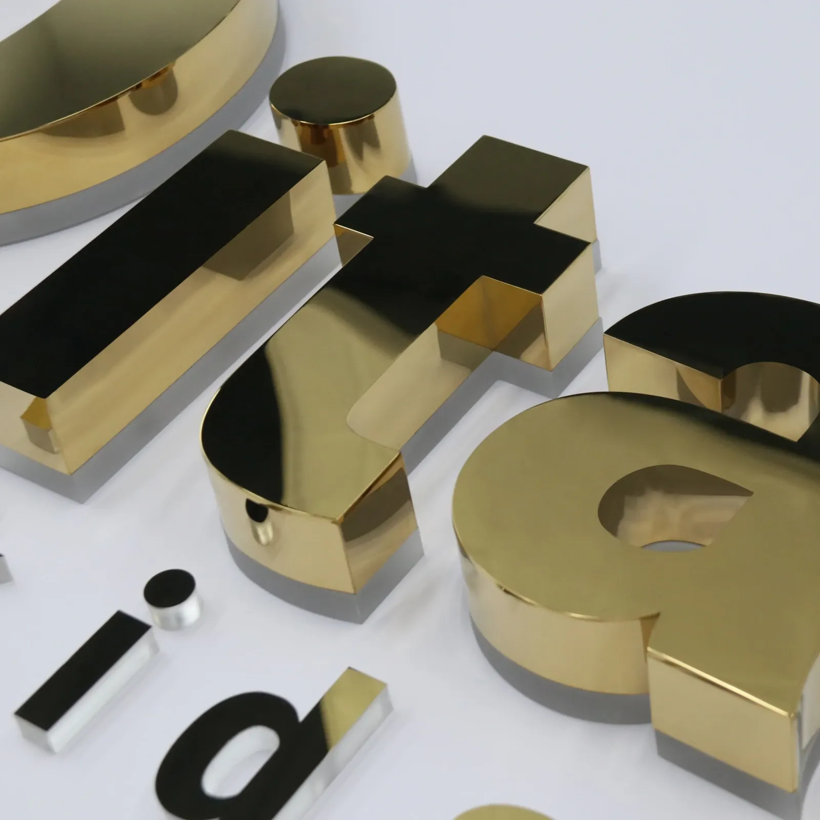 Lettres en canal rétroéclairées en titane doré avec miroir personnalisé | Panneau en acier inoxydable à éclairage halo