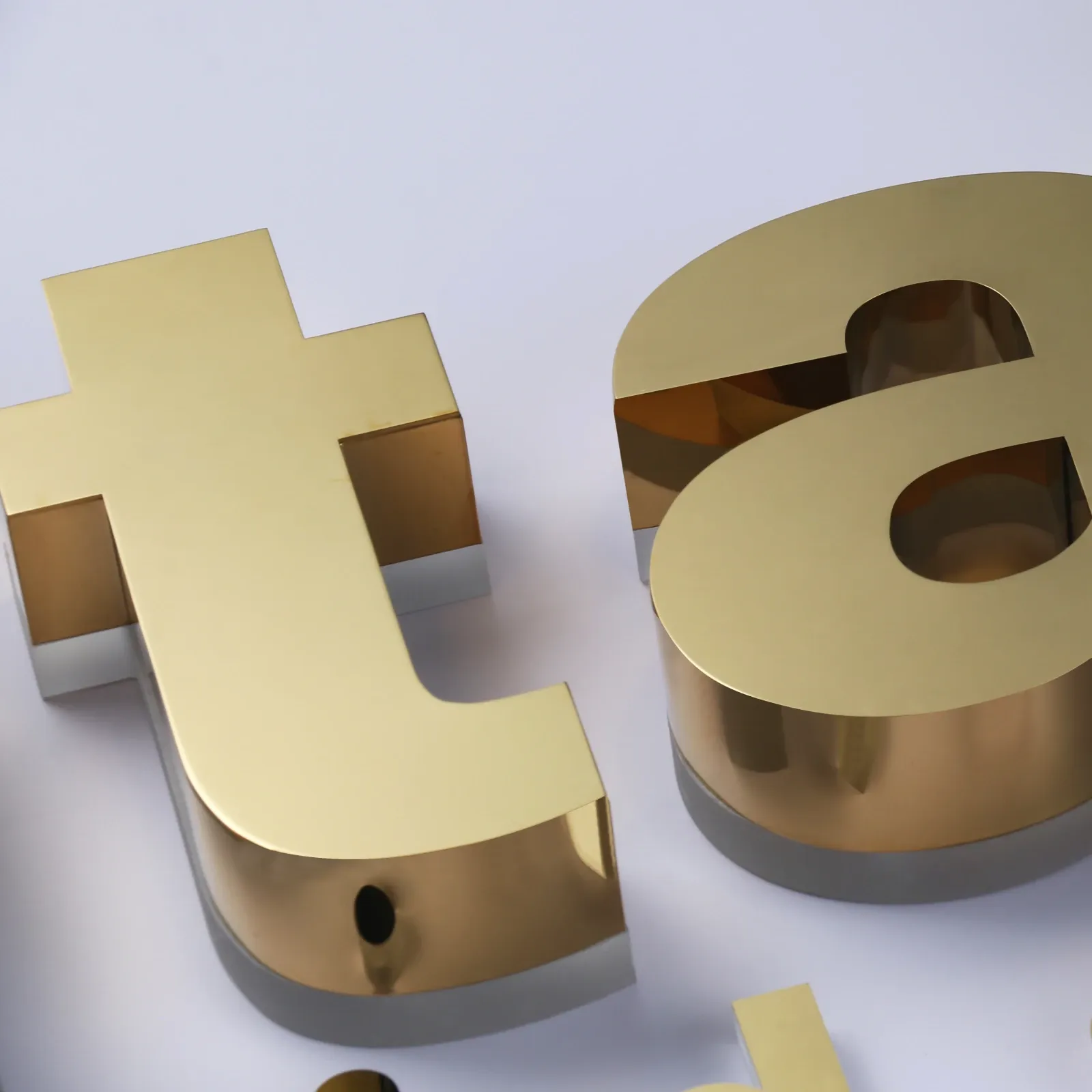 Lettres en canal rétroéclairées en titane doré avec miroir personnalisé | Panneau en acier inoxydable à éclairage halo