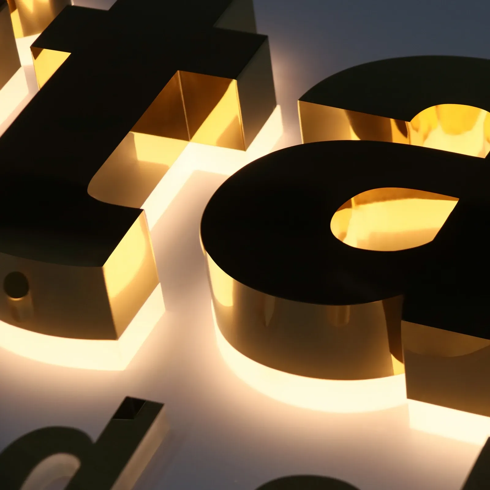 Lettres en canal rétroéclairées en titane doré avec miroir personnalisé | Panneau en acier inoxydable à éclairage halo