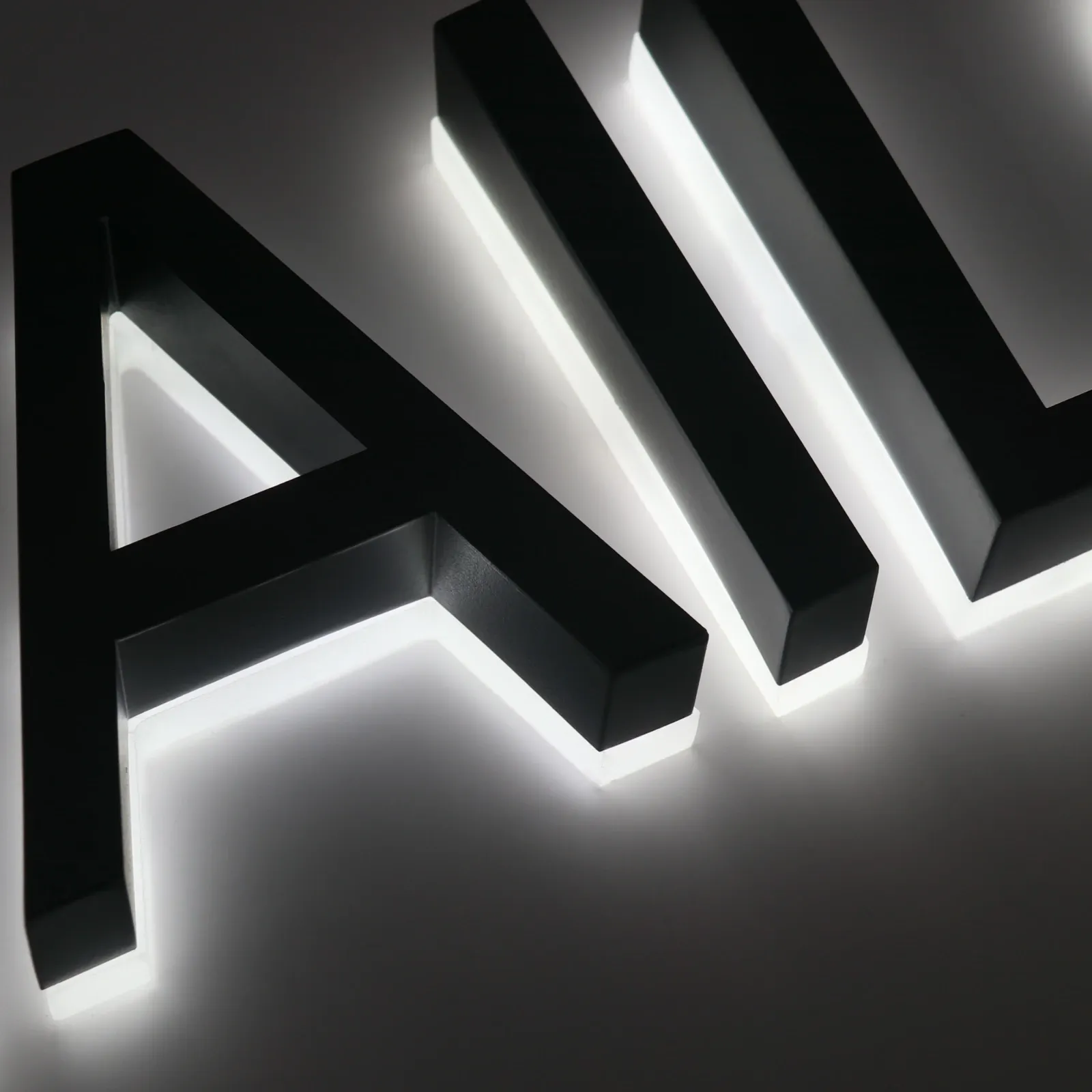 Lettres en canal murales personnalisées avec rétroéclairage | Panneau en acier inoxydable à éclairage halo