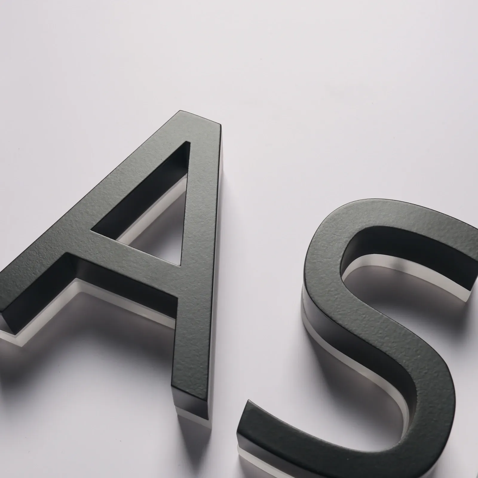 Lettres en canal murales personnalisées avec rétroéclairage | Panneau en acier inoxydable à éclairage halo