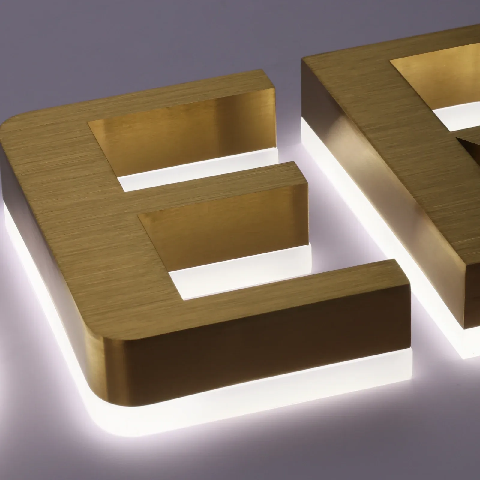 Eigene gebürstete Titan-Gold-Beleuchtungs-Kanalbuchstaben — PVD-Halo-Beleuchtetes Edelstahlschild