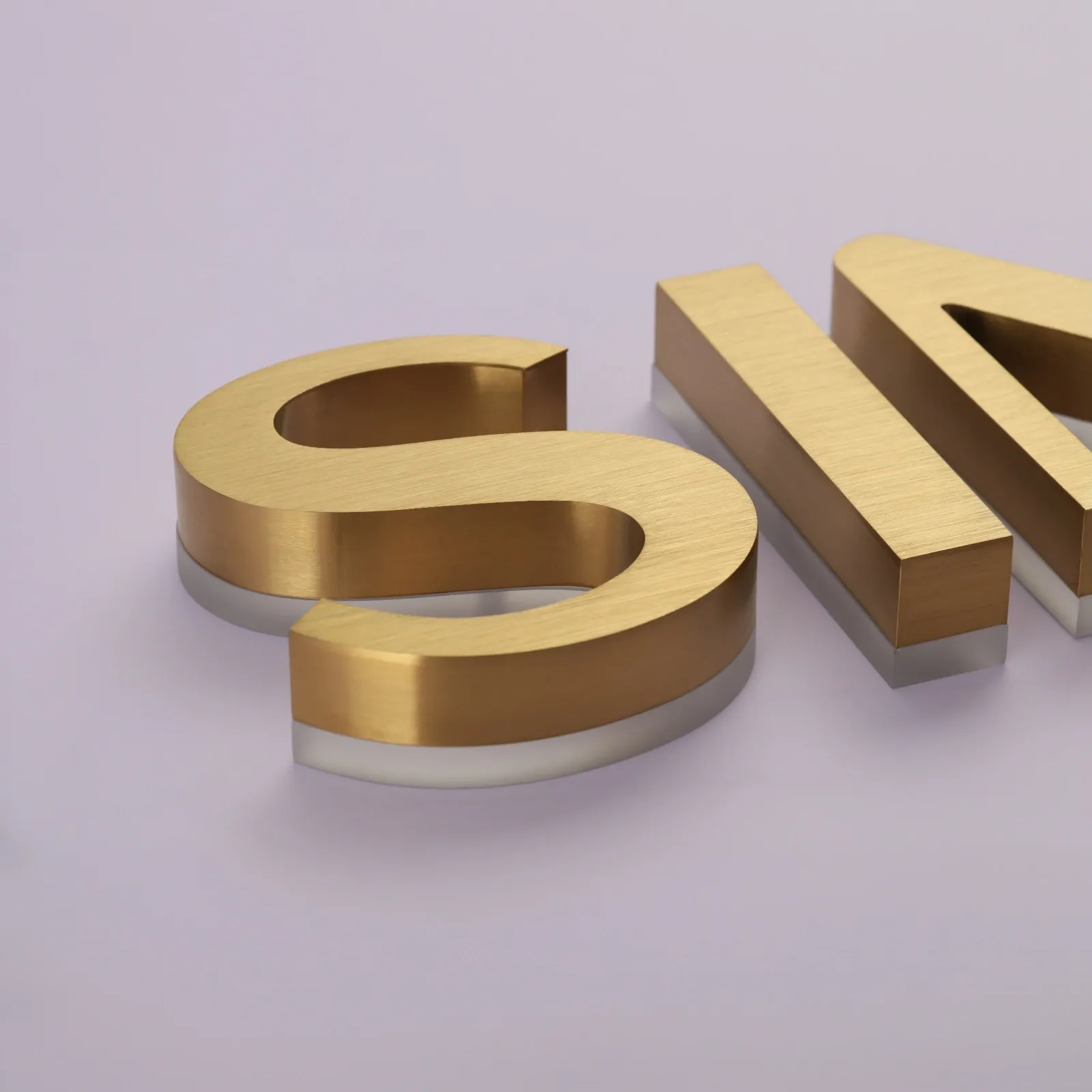 Eigene gebürstete Titan-Gold-Beleuchtungs-Kanalbuchstaben — PVD-Halo-Beleuchtetes Edelstahlschild