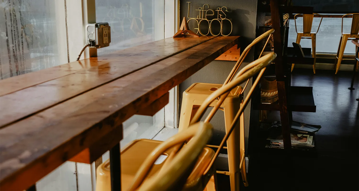 Découvrez l'attrait intemporel des chaises de bar en bois