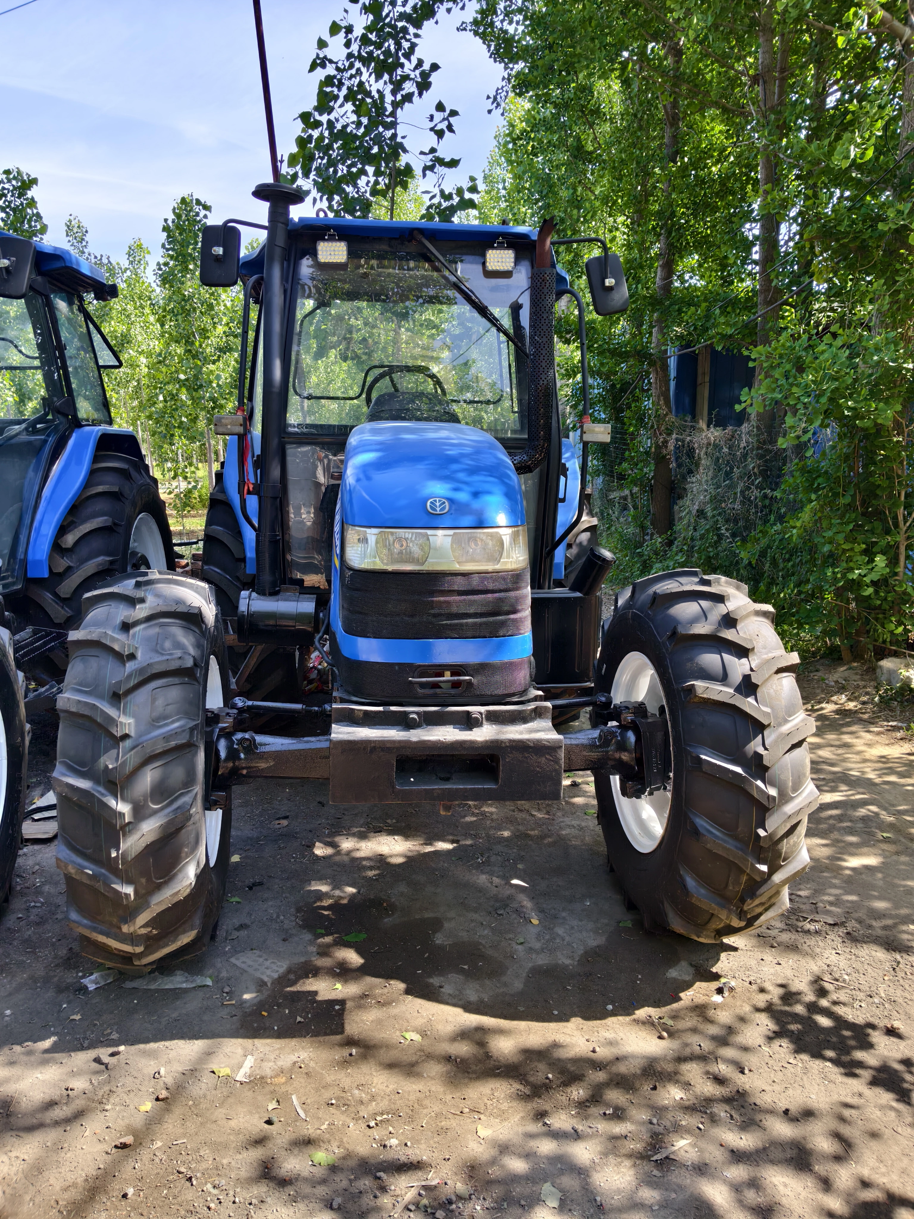 Tractor Agrícola Shanghai New Holland SNH904 de 90 HP
