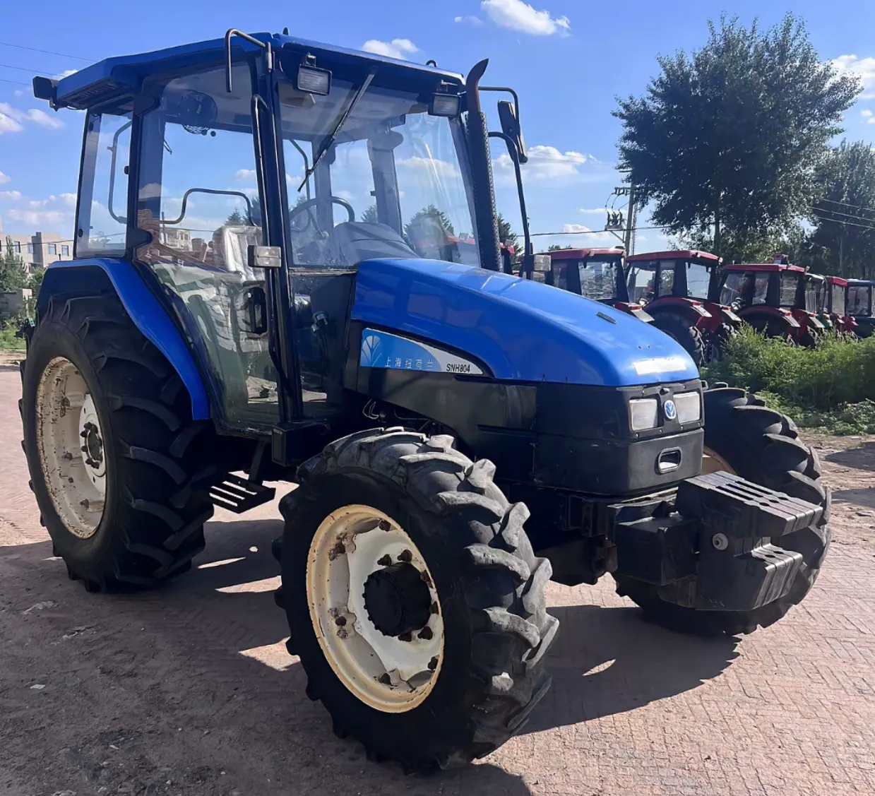 Tractor de ruedas Shanghai New Holland SNH804 de 80 CV