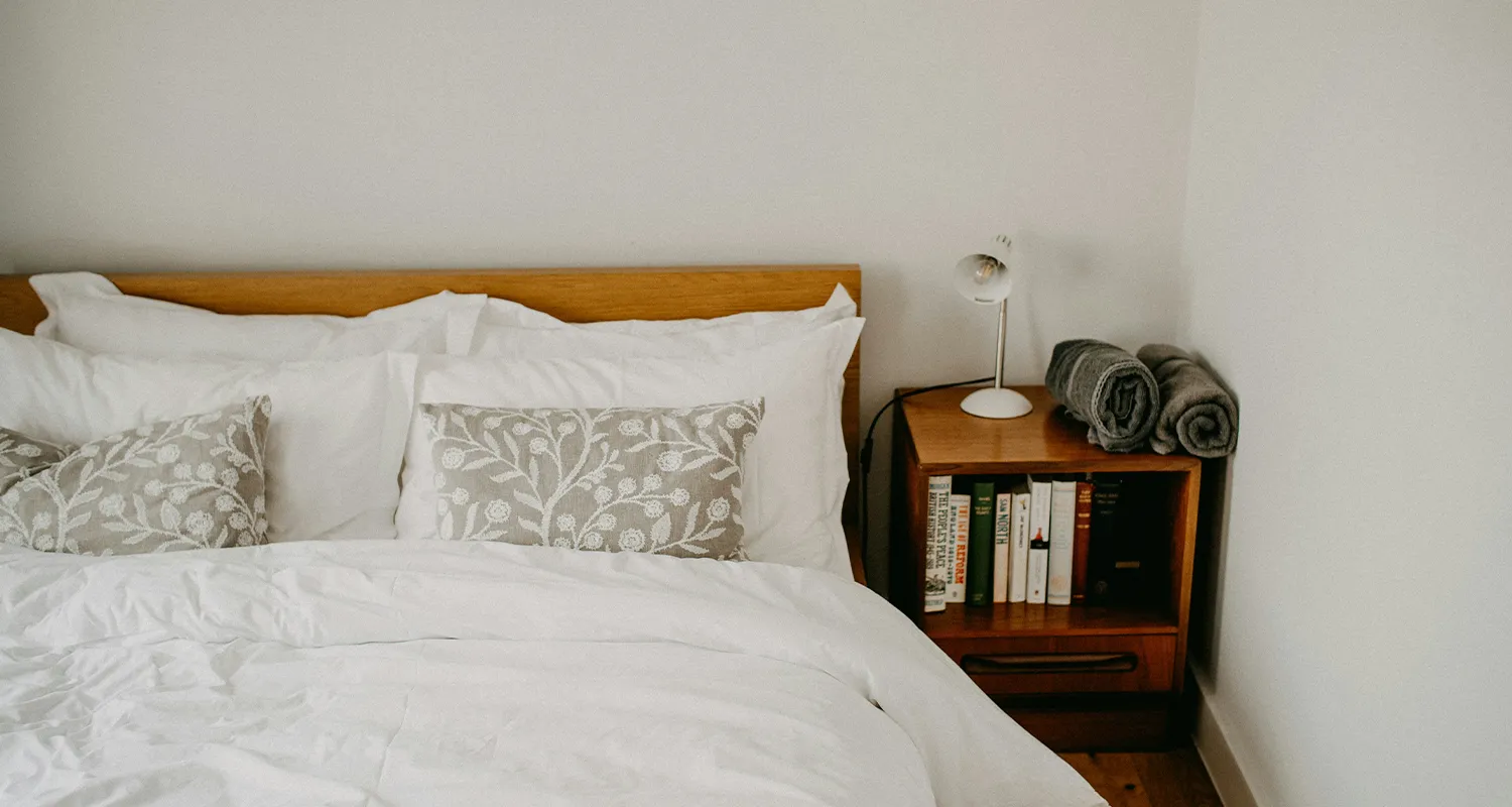 Le Guide Ultime pour Choisir la Parfaite Table de Nuit en Bois pour Votre Chambre