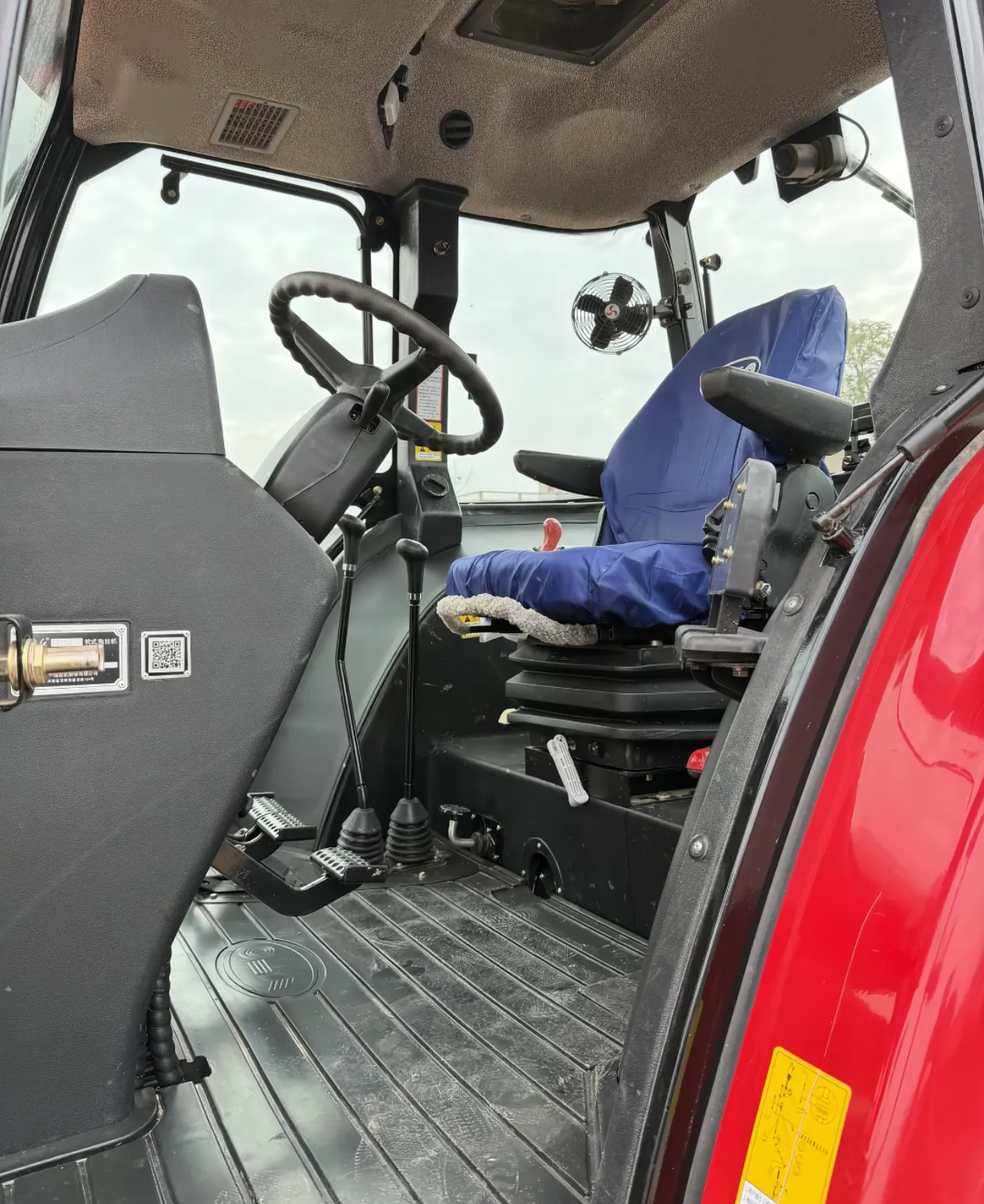 डोंगफांगहोंग LX1604 4WD ट्रैक्टर | पुनर्निर्मित 160HP कृषि ट्रैक्टर