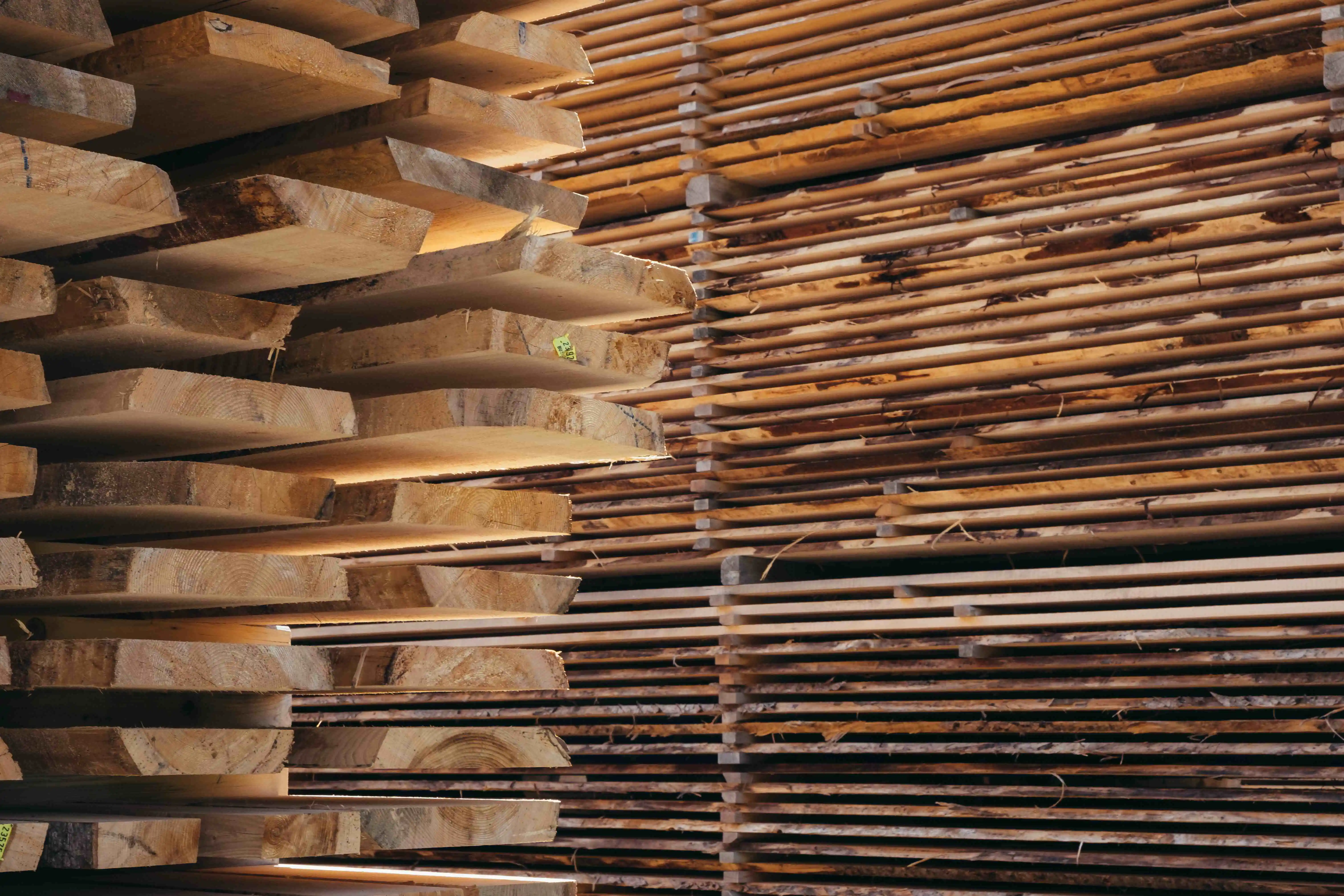Comment notre usine de menuiserie soutient-elle les projets personnalisés ?