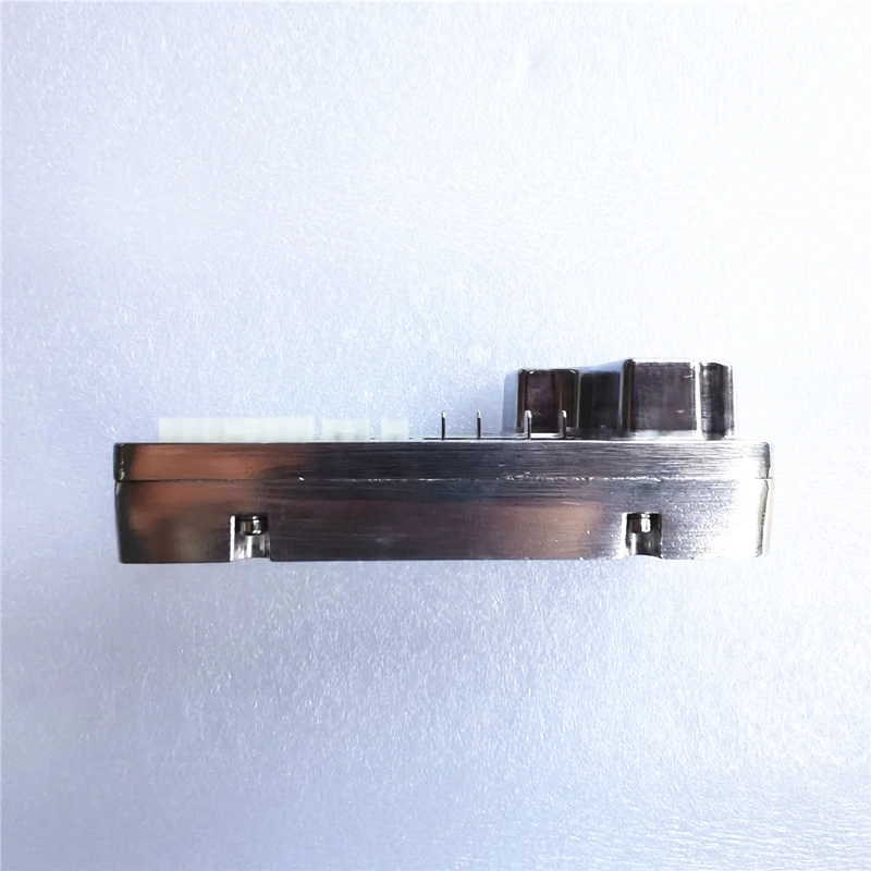 Thiết bị điều khiển xe phục vụ người già được điều khiển bởi bộ điều khiển ga.