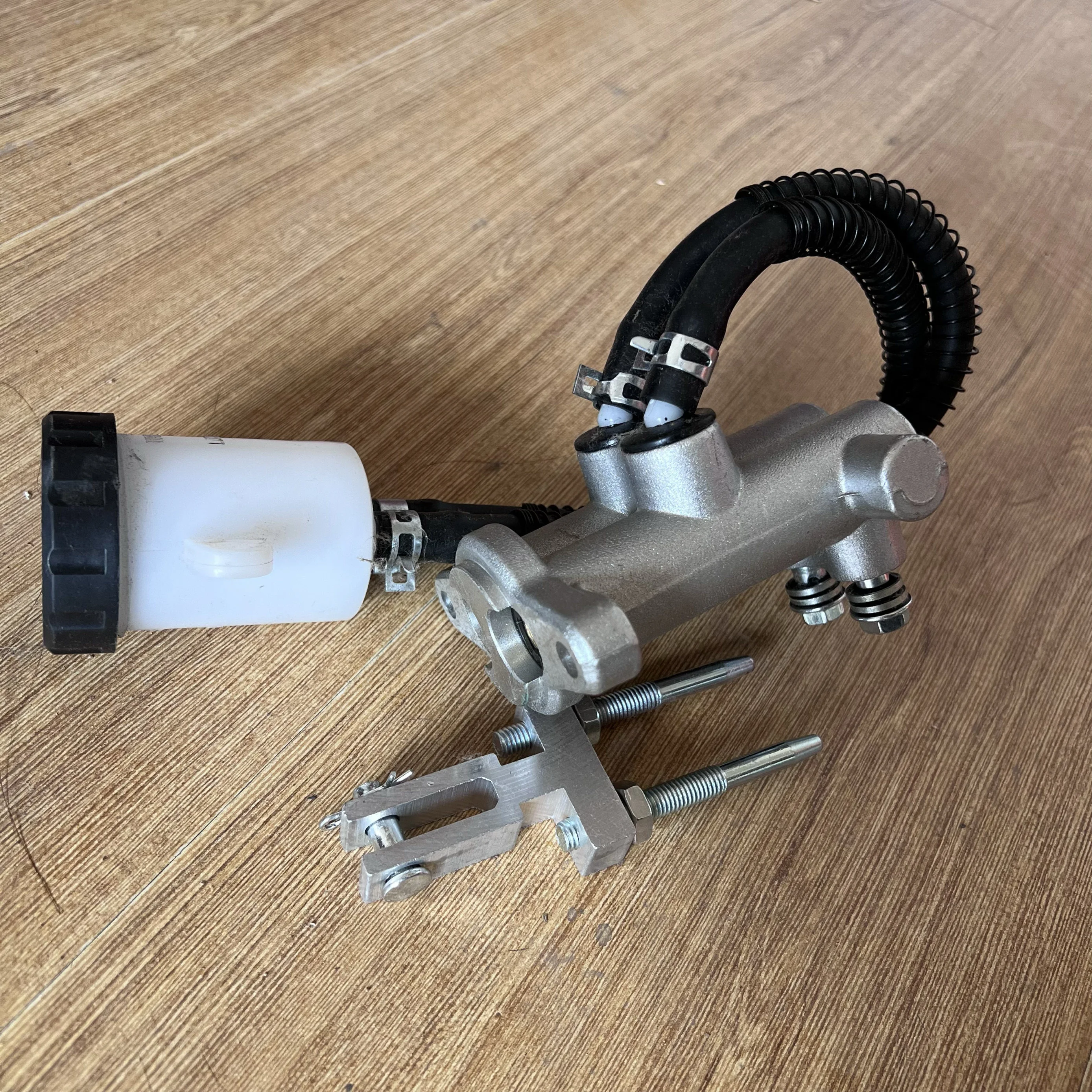 大江三轮摩托车V5/V6 后脚刹盘式制动总泵油泵
