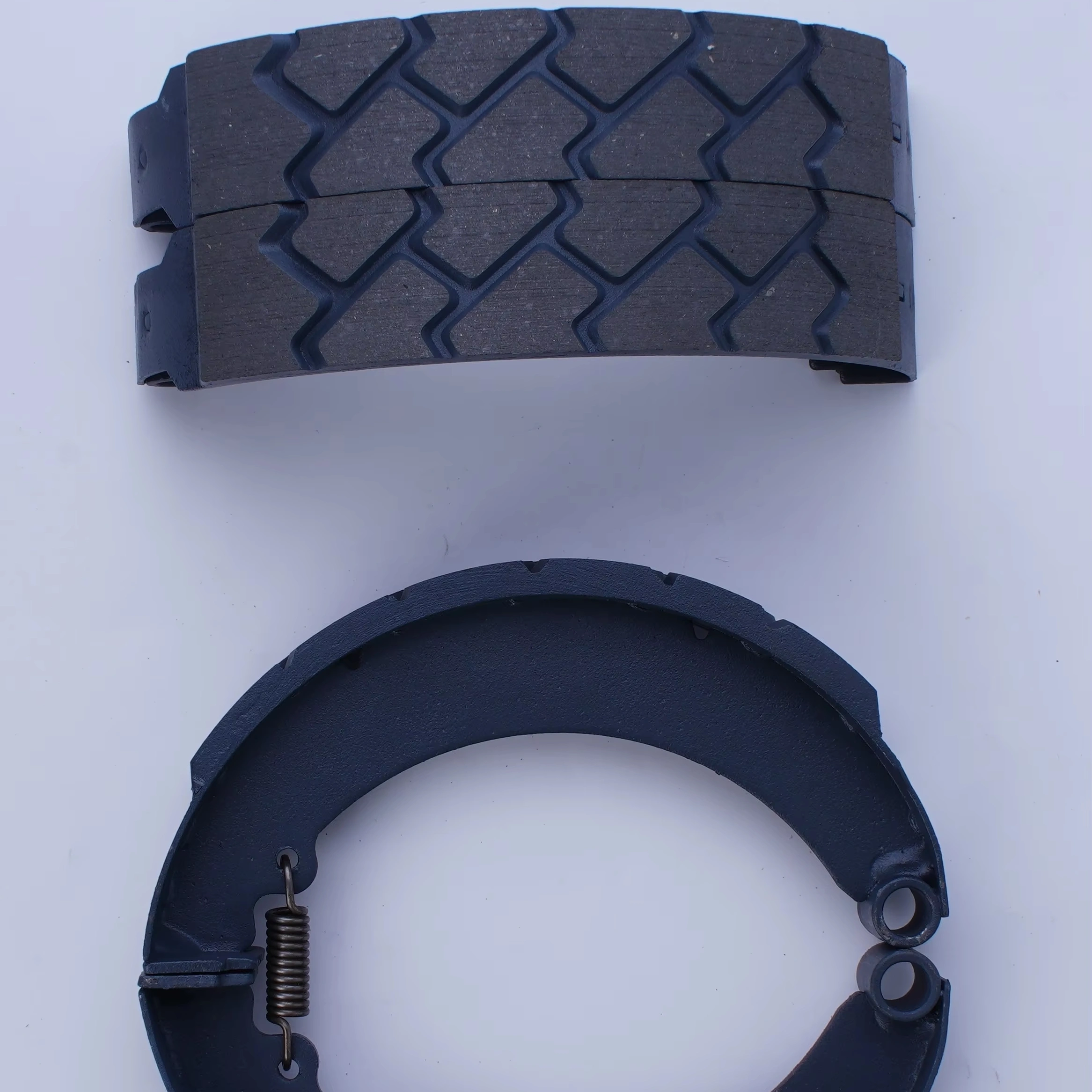 Má phanh sau xe điện ba bánh mô tô hàng không mới phanh tang trống tăng dày bằng sợi carbon màu xám, chịu mòn 160/180/220 má phanh