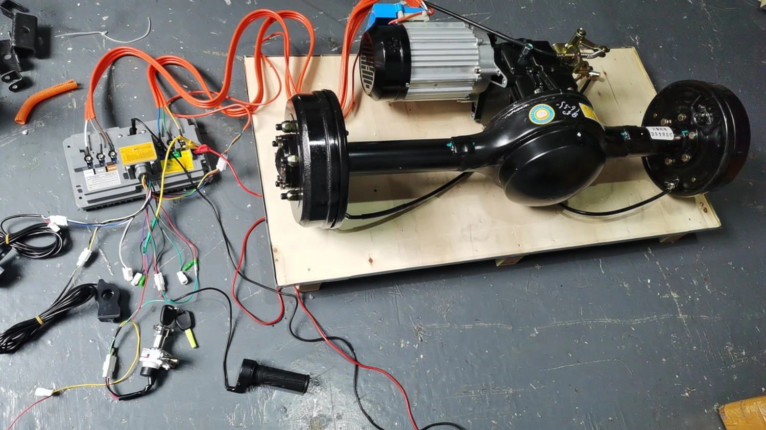 重载3吨低速10kmh 72V 5000W 250油制动器全浮动换档后桥带锂电池